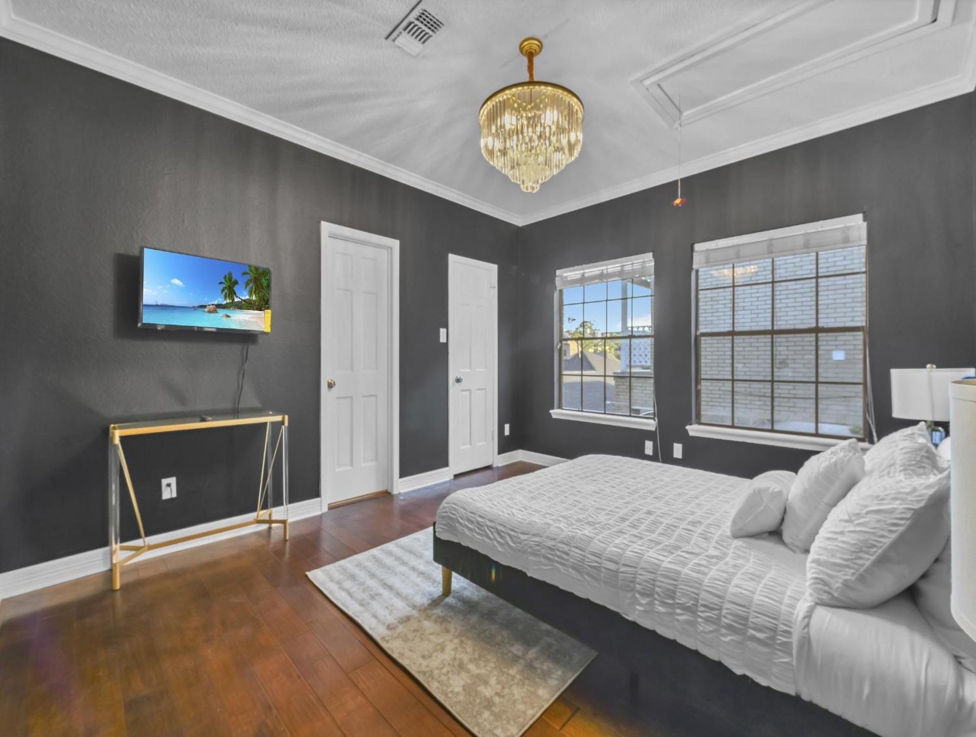 Lux 4br W/ Hot Tub & Pool, 15 Min To Downtown * Houston