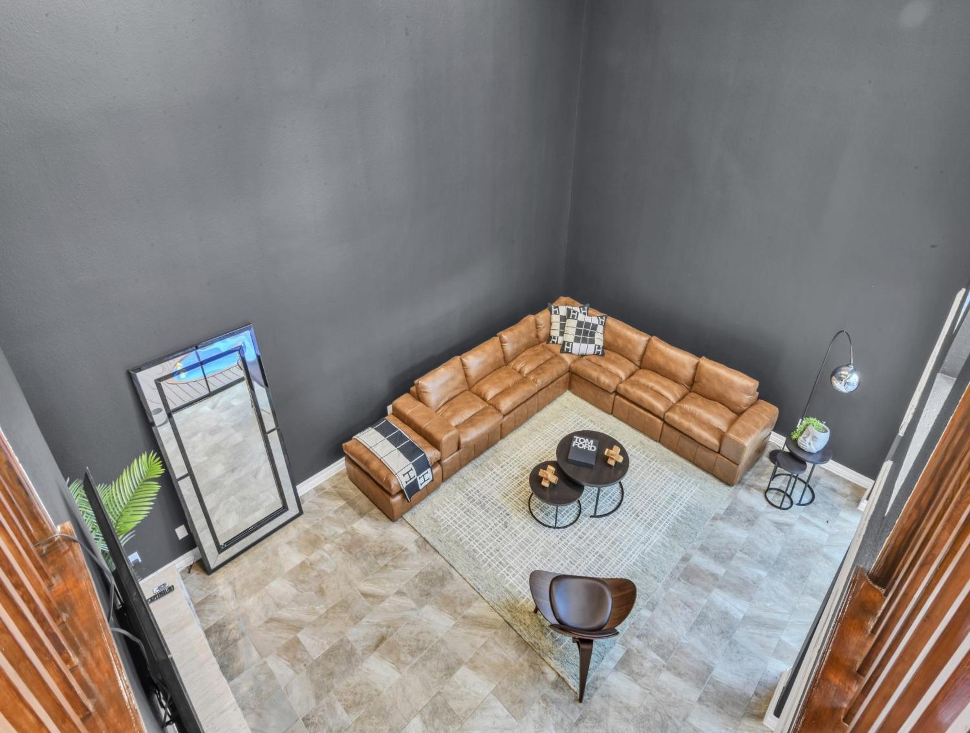 Lux 4br W/ Hot Tub & Pool, 15 Min To Downtown Holiday home