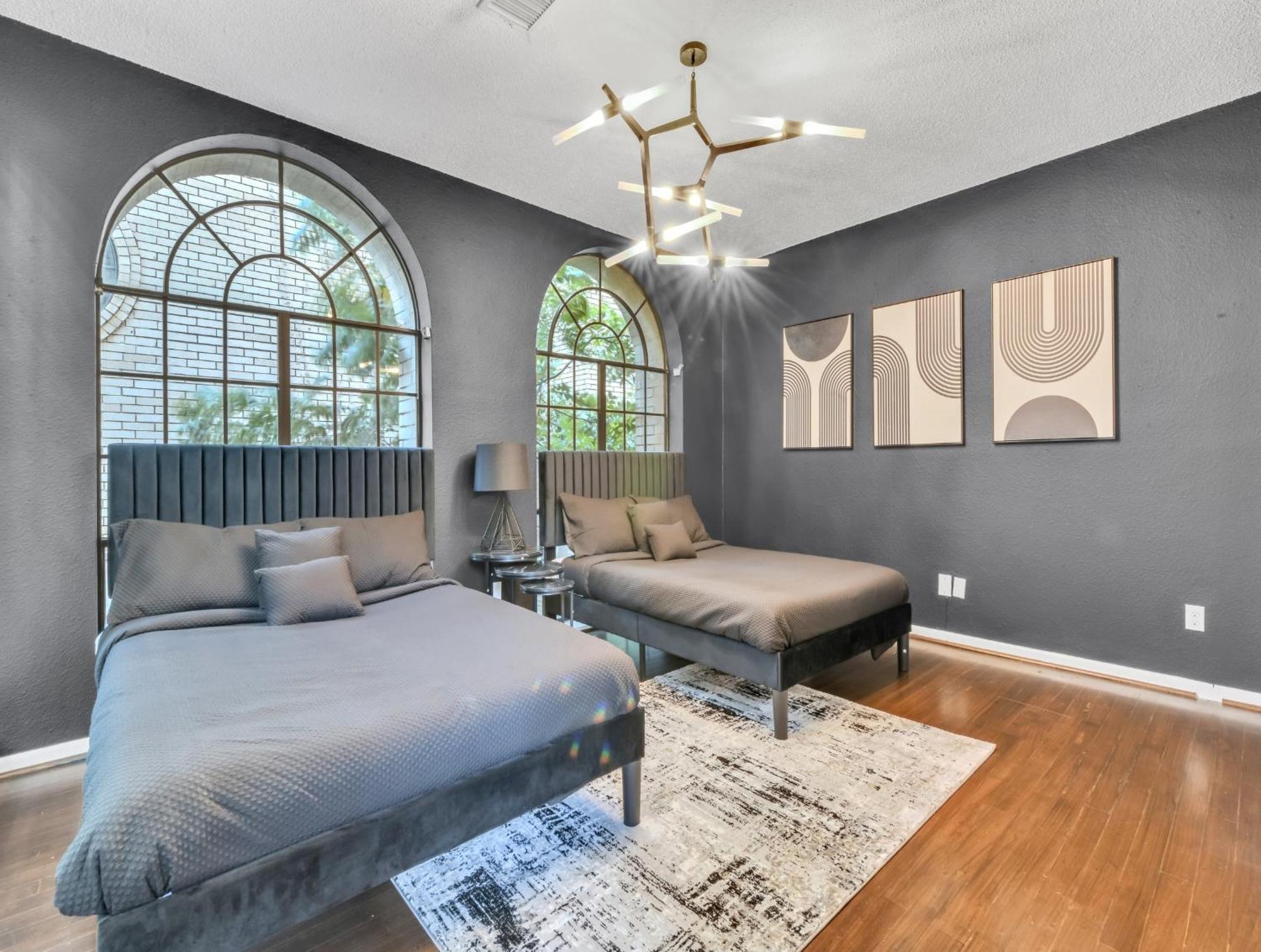 Lux 4br W/ Hot Tub & Pool, 15 Min To Downtown Houston