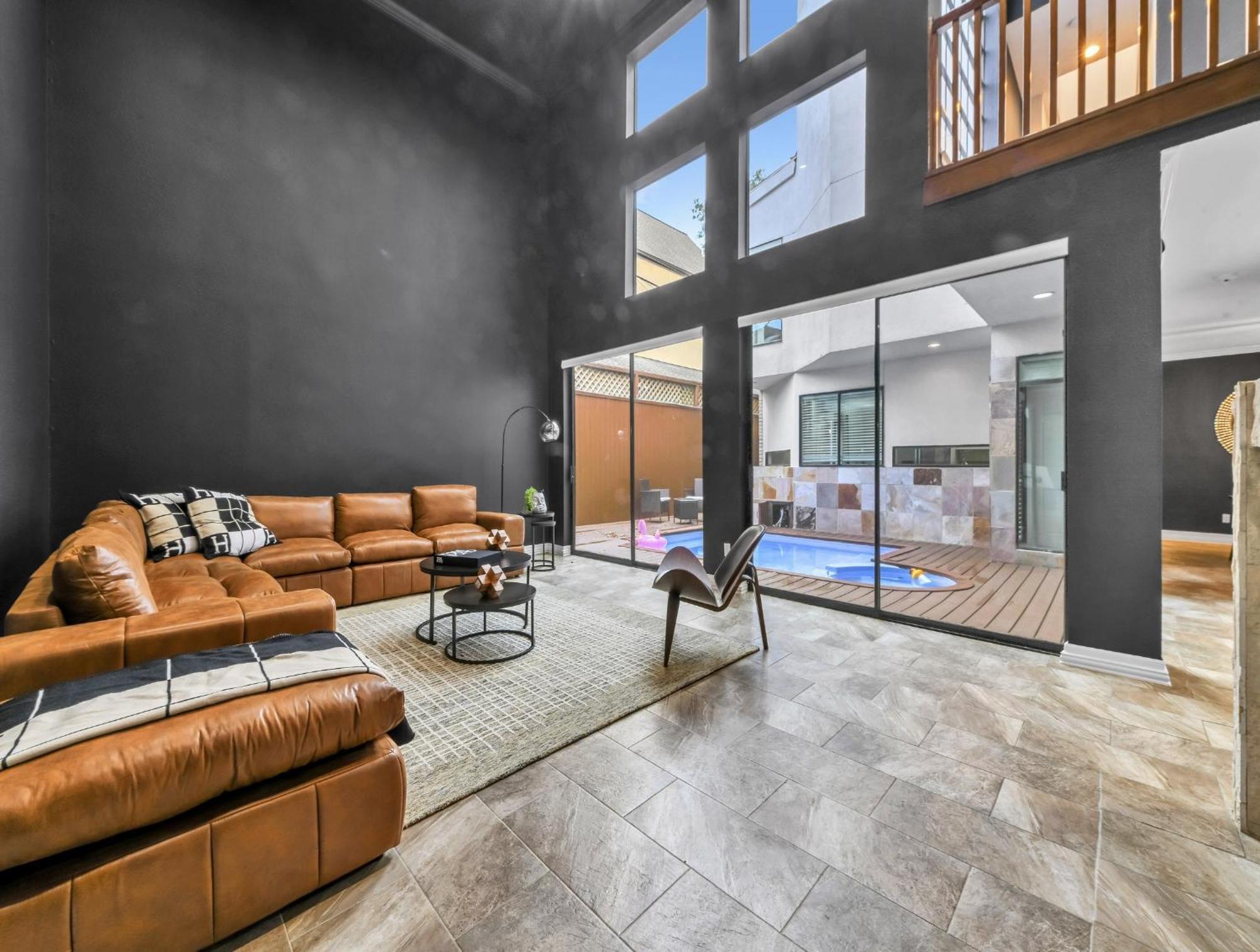 Lux 4br W/ Hot Tub & Pool, 15 Min To Downtown Houston